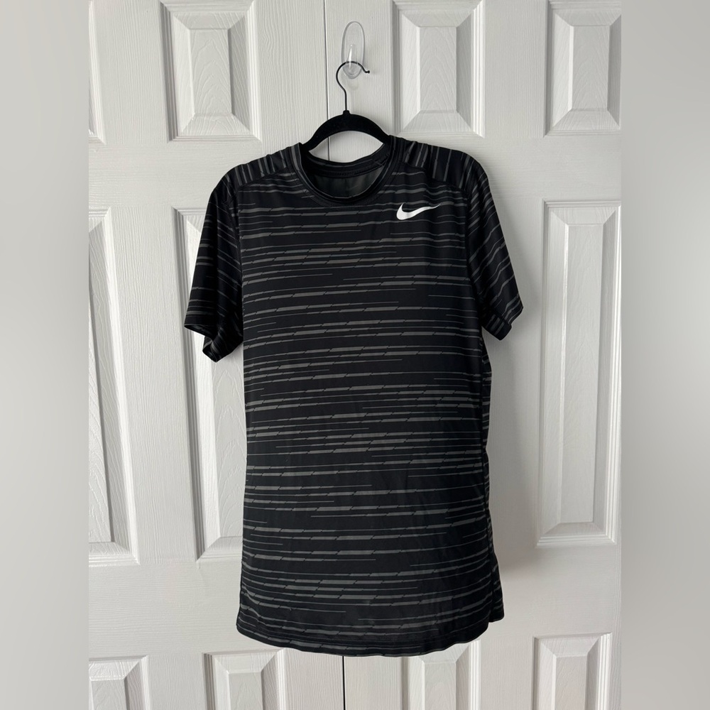 Nike Black Charcoal Grey Striped T-Shirt M Fitted White Swoosh